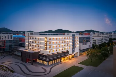 Wuxi YuanTouZhu Scenic Spot YuGang Road Atour Hotel Отели рядом с достопримечательностью «Wuxi College of Vocational Technology (Qian'ou Road)»