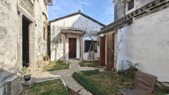 One Journey One Walk One World Chinese Inn (Chengkan Ancient Town) Hotels near Cheng Kan