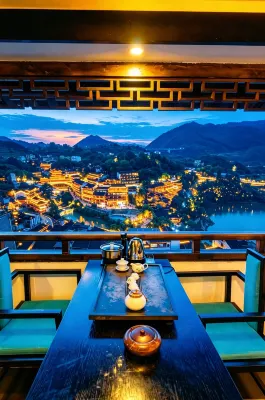 12C · Core Location View Homestay | Overlooking Night Light Show & Riverview Above Furong Falls - Auberges