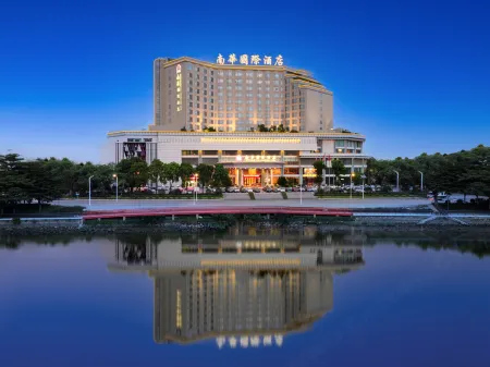 South Grand China International Hotel Отели рядом с достопримечательностью «Ying'en Gate Tower»