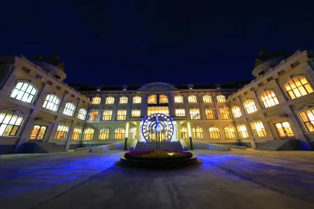 Blue Peacock Hotel Отели рядом с достопримечательностью «Arctic Village»