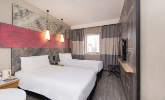 A standard room with double beds and modern furnishings is available at the hotel's new motel or apartment at Ibis Hotel (Shanghai New International Expo Center FangDian Road Subway Station)
