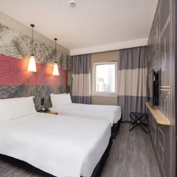 Ibis Hotel (Shanghai New International Expo Center FangDian Road Subway Station)