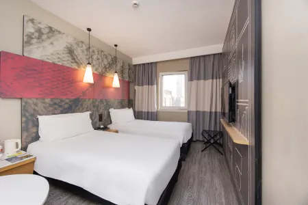 Ibis Hotel (Shanghai New International Expo Center FangDian Road Subway Station) Отели рядом с достопримечательностью «Fudan University(Zhangjiang Campus)»