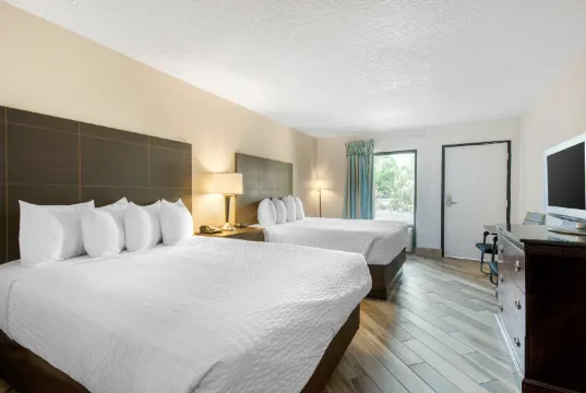 Clarion Inn & Suites Kissimmee-Lake Buena Vista South