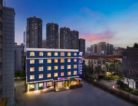 Meet Wonderland Art Hotel (Kunming Dianchi, Haigeng Park, Aiqinhai) Отели рядом с достопримечательностью «Yunzi Museum»