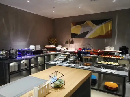 Homeinn Selected Hotel (Pingliang Liuhu Park Greenland Plaza) Отели рядом с достопримечательностью «Pingliang Vocational and Technical College»