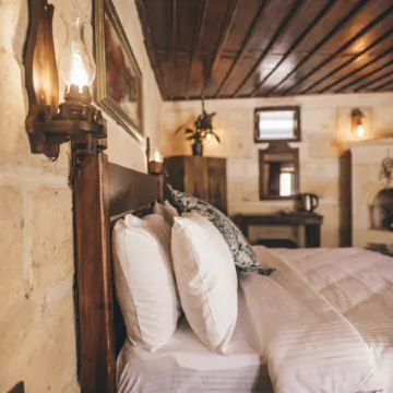 Tale Cave Inn