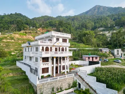 The White House Villa 8 Bedroom with Swimming Pool Hôtels à : Bidur