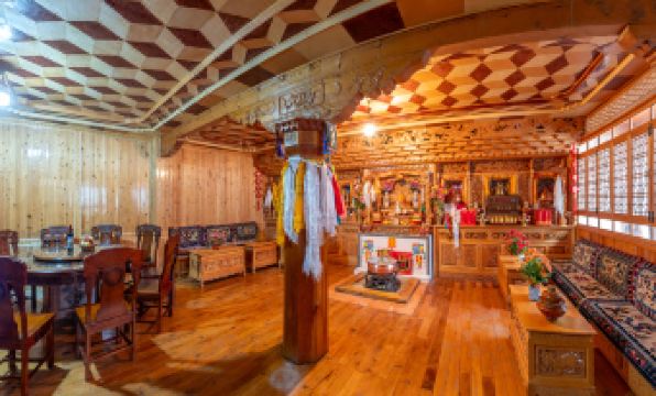 Zheshi Gongba Homestay (Meili Snow Mountain Scenic Area)