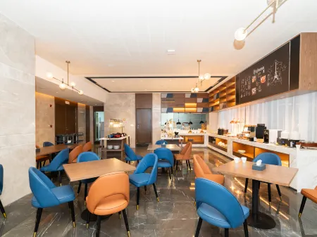 Kyriad Marvelous Hotel Wuhan Huazhong University of Science and Technology Guanggu 1st Road Отели рядом с достопримечательностью «Squirrel Paradise»