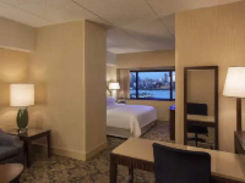 โรงแรมเชอราตัน ลินคอล์นฮาร์เบอร์ โรงแรมในวีฮอว์เคน