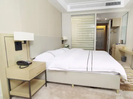 Yu Long Jin Hotel Отели рядом с достопримечательностью «Ezhou Polytechnic (Southeast to Fenghuang Subdistrict Office Lianhuashan Community Health Service Station)»