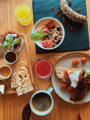 The Reef Hotel & Studios