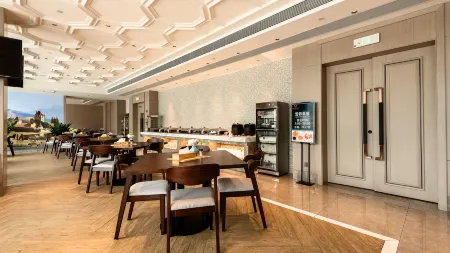 Vienna International Hotel Seven star rock star lake scenic spot Отели рядом с достопримечательностью «Beiling Mountain Forest Park»