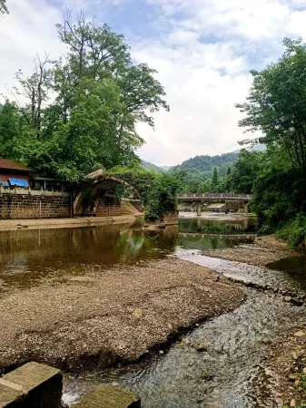 Pengzhou Gaoshan Yuanquan Farm Stay Отели рядом с достопримечательностью «Bailu Monastery»