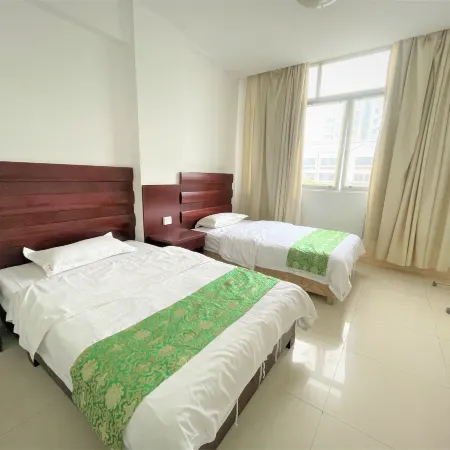 Xiangyun Hotel (Yulin Yuntiangong Cultural City RT-Mart)