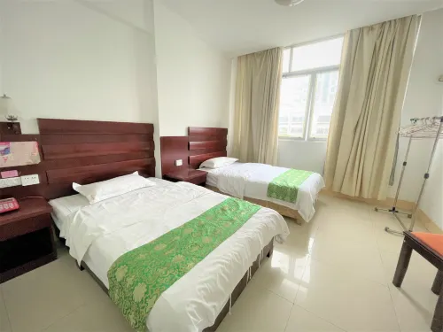 Xiangyun Hotel (Yulin Yuntiangong Cultural City RT-Mart)