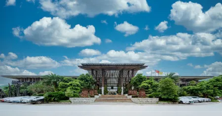Tianci Huatang Forest Hot Spring Resort Hotel (Chongqing Lushan Branch) Отели рядом с достопримечательностью «Chongqing Machinery and Electronics Polytechnic College»
