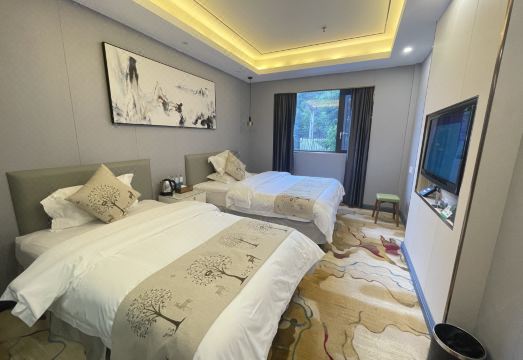 Xiaolu Smart Hotel (Zhaoqing East Gate Plaza, Qixingyan Scenic Area) Hotel Overview
