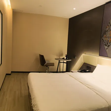 IU Hotel（Anyue Ningdu Avenue Red Star Macalline Store）