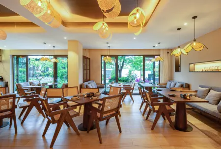 THE  SPRING  HOUSE (Dujiangyan Panda Valley) Отели рядом с достопримечательностью «Baiyun Wanfo Cave»