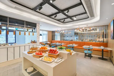 Country Inn & Suites by Radisson, Tianjin Fifth Avenue Xiaobailou Metro Station Отели рядом с достопримечательностью «Jianfu Kwan-yin Temple»