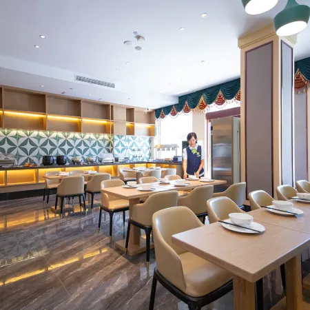 Vienna 3 Best Hotel (Yangxin High-Speed Railway Station Guanggu Square)