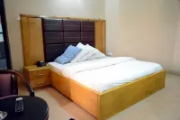 Golphin's Suites Hotels in Agulu