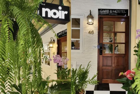 Noir Cafe and Hostel - Chinatown