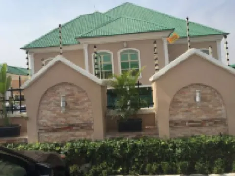 B's Hive Hotel & Suites