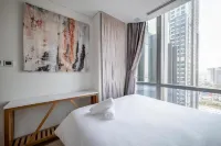 Landmark The Suite Signature Hotels near Landmark 81