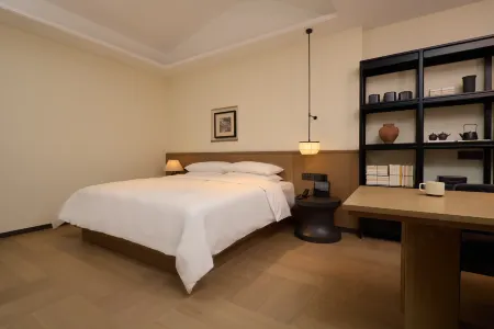 Night mooring at SSAW-Yangzhou Slender West Lake Resort Hotel