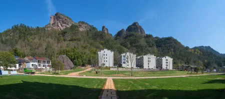 Xinchang Fenglan Xiyu Homestay (Shijiu Peak) Отели рядом с достопримечательностью «Qianzhang Canyon»