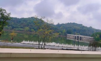 Jinmanxuan E-sports Homestay (Aiqing Square Fenghuang Lake Park)