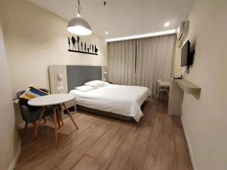 Yining Hotel (Shanghai Hongqiao Road Metro Station) Отели рядом с достопримечательностью «Donghua University(Yanan Road Campus)»