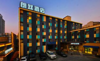 Langzi Hotel (Baoding Tianxia Baobai Shopping Plaza)