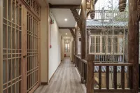 Dust and Hustle Weiyuan Designer Zen Homestay (Chongzhou Jiezi Ancient Town Branch) - موقف سيارات