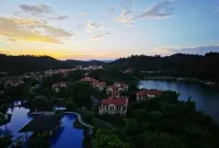 Mels Weldon Evergreen Lake Hotel - Mountain view