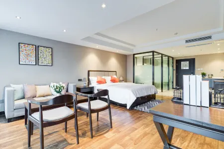 Jiayoulong  Hotel（Kunming High Speed Railway South Station Chunrong Street subway station）