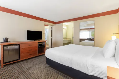 La Quinta Inn & Suites by Wyndham Chicago Tinley Park Hotels in Matteson