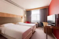 葉卡捷琳堡麗柏飯店 腳踏車發明者葉菲姆.阿爾塔莫諾夫雕像附近的飯店