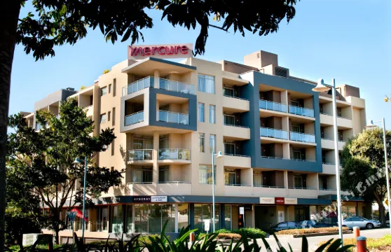 麥奎利港美居酒店