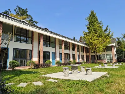 Zhuyun Mountain House Отели рядом с достопримечательностью «Панда Долина»