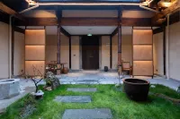 Xinan Hermitage Ancient House Hotel Nvshen Chongsi Memorial Archway 주변 호텔