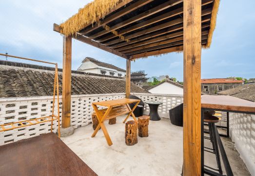 Wanhe River View Inn의 강변이 보이는 객실 창가 전망