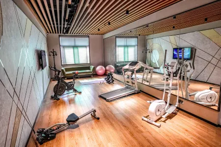 Elong Deluxe International Hotel (Guangzhou North Station Sunac Culture & Tourism City) Отели рядом с достопримечательностью «Guangzhou Institute of Railway Technology (Baixing Road)»