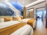 Smile Mao Niu · Mountain View Natural Aesthetic Resort (Kangding Love Song Square)