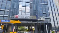 Home Inn Huayi Select Hotel (218 Space Jiulong Lake International Enterprise Headquarters Park) - parcheggio