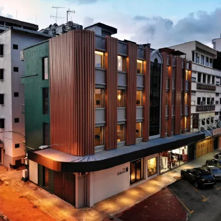 The Seraya Hotel Отели рядом с достопримечательностью «Часовая Башня Аткинсон»